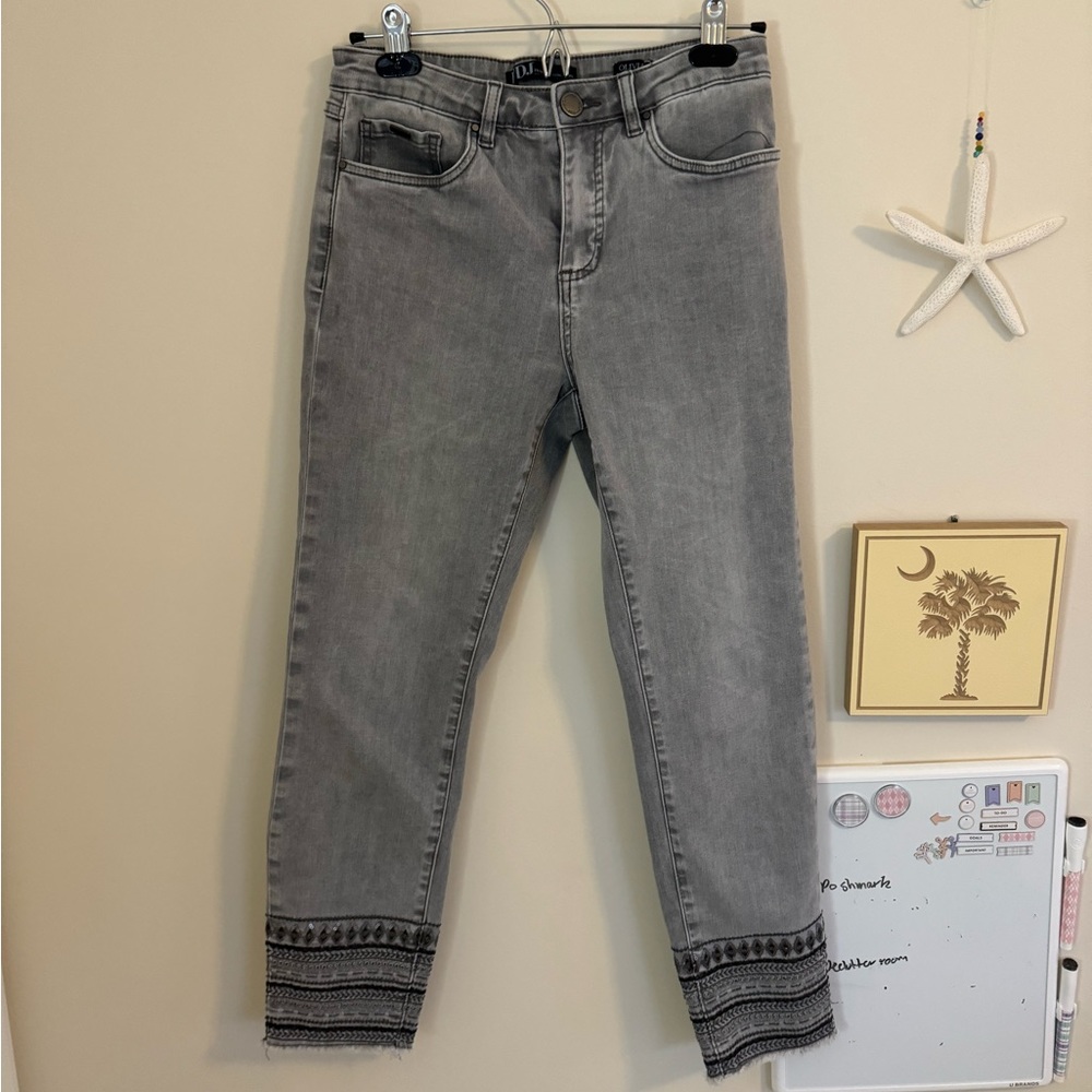 DJ French Distressing Jeans size 6 skinny strechy with embellished bottom